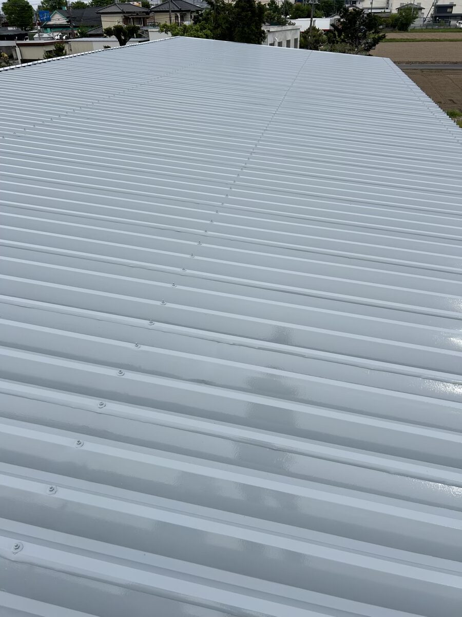 【加須市】折板屋根の色あせを、ツヤがよみがえる仕上がりに 
